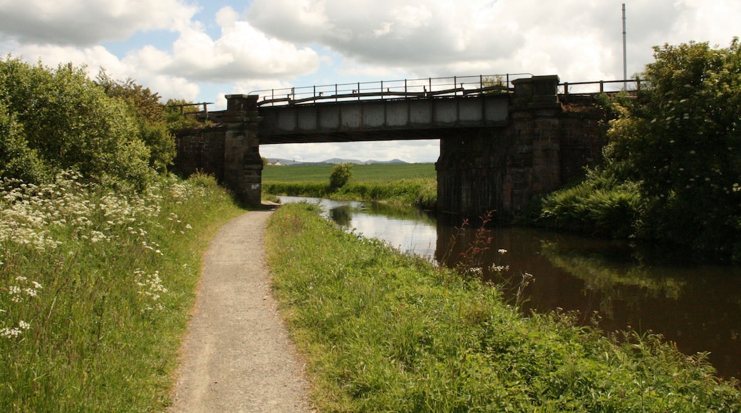 Rail bridge over Union canal.