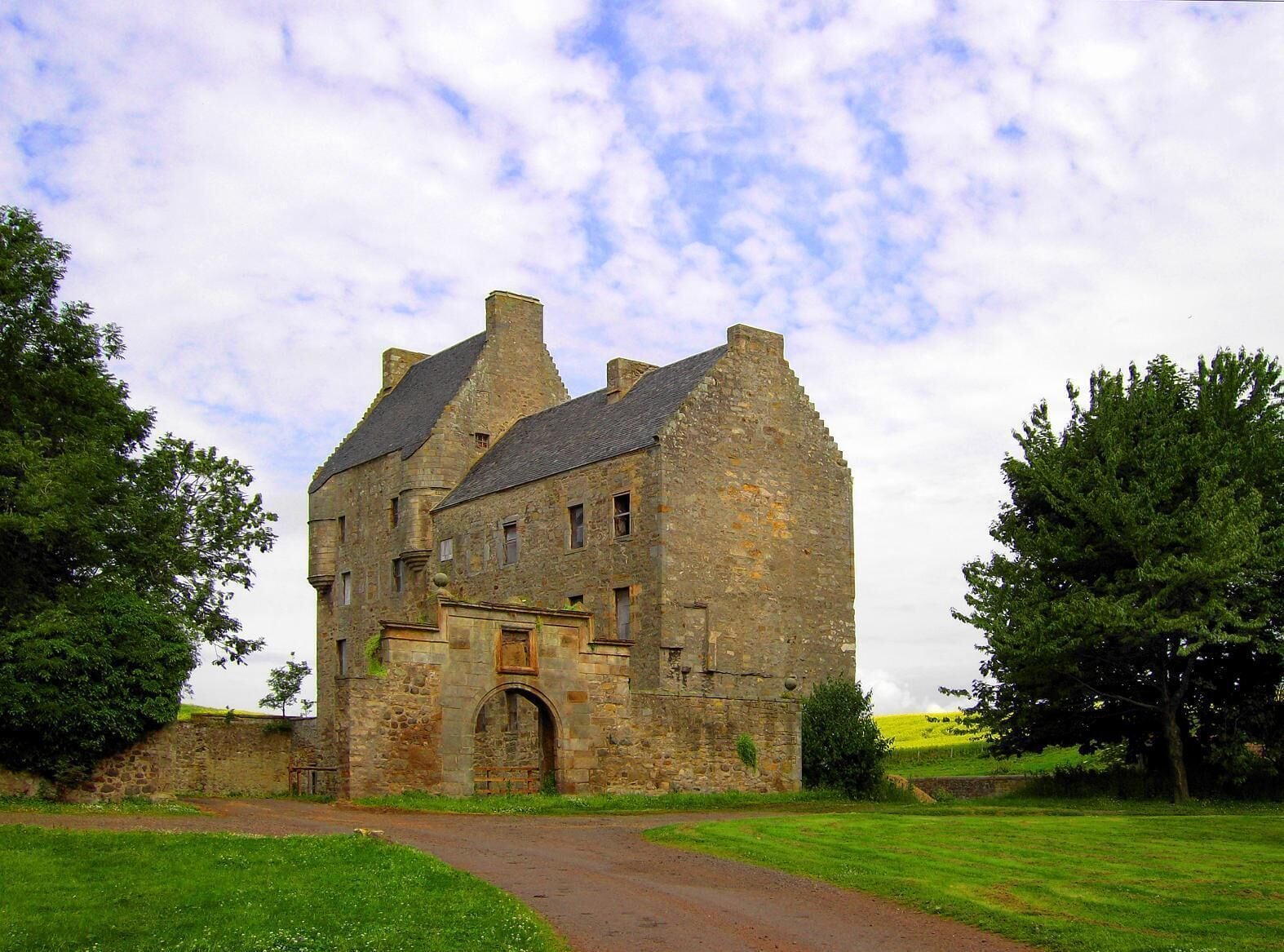 Midhope castle, general view.
