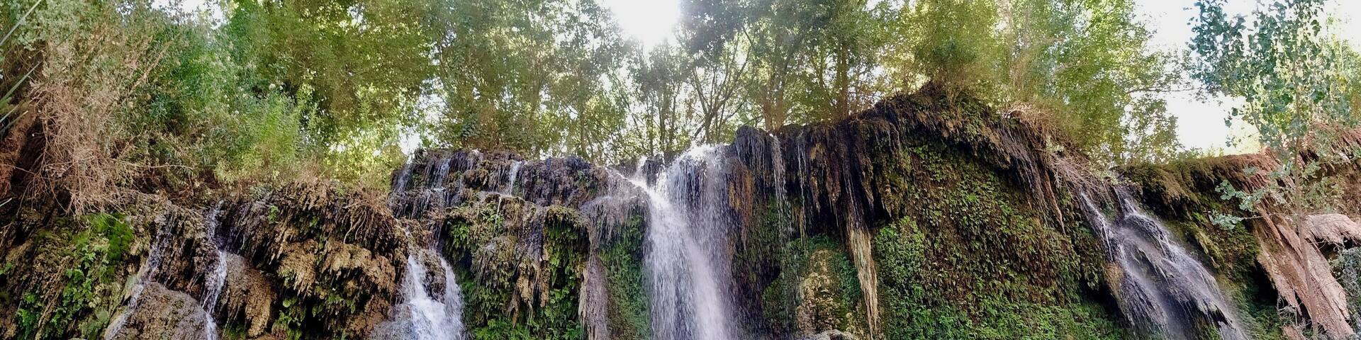 #trovember This trip was so absolutely amazing I can’t even begin to describe it. They say a picture doesn’t do it justice, but that couldn’t be farther from the truth. I’ve never seen so many waterfalls in one place before! 50 foot falls was my favorite and seeing this pic reminds me of this hidden gem in the middle of the Grand Canyon ❤️