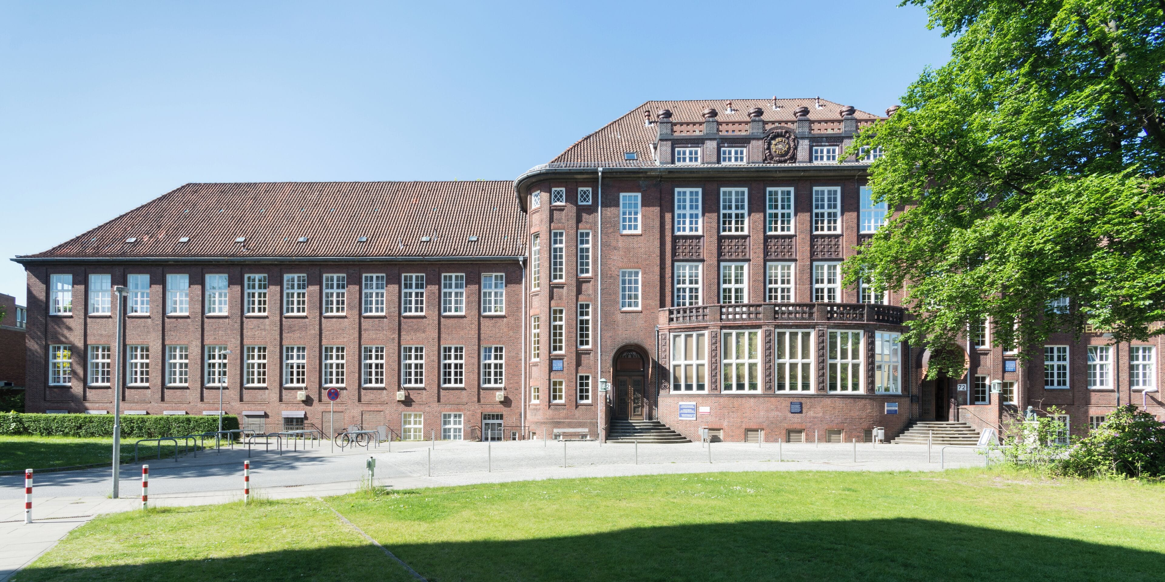 This is a photograph of an architectural monument. It is on the list of cultural monuments of Hamburg, no. 20777