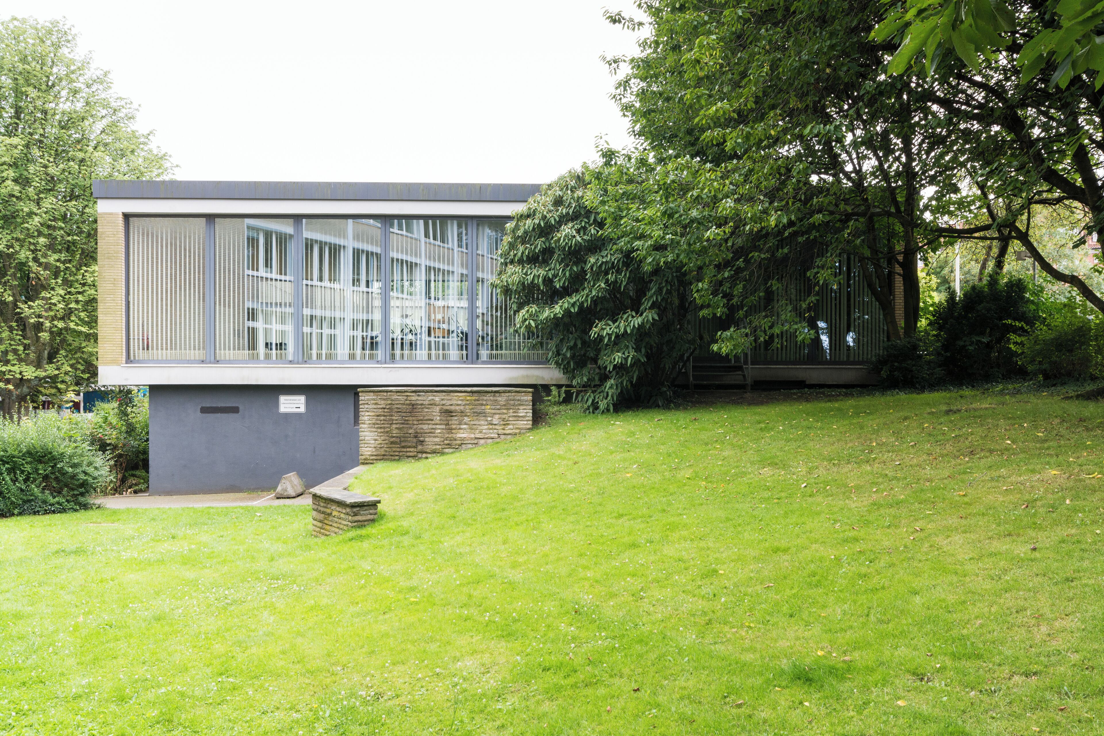 This is a photograph of an architectural monument. It is on the list of cultural monuments of Hamburg, no. 20274