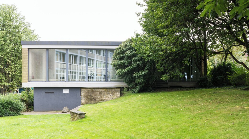 This is a photograph of an architectural monument. It is on the list of cultural monuments of Hamburg, no. 20274