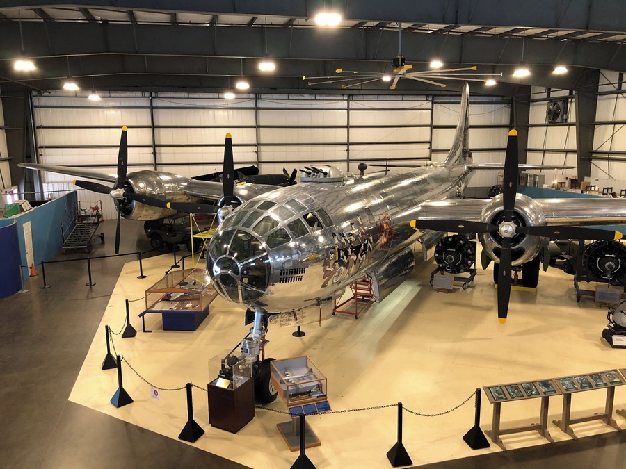 Una aeronave antigua exhibida en un hangar.