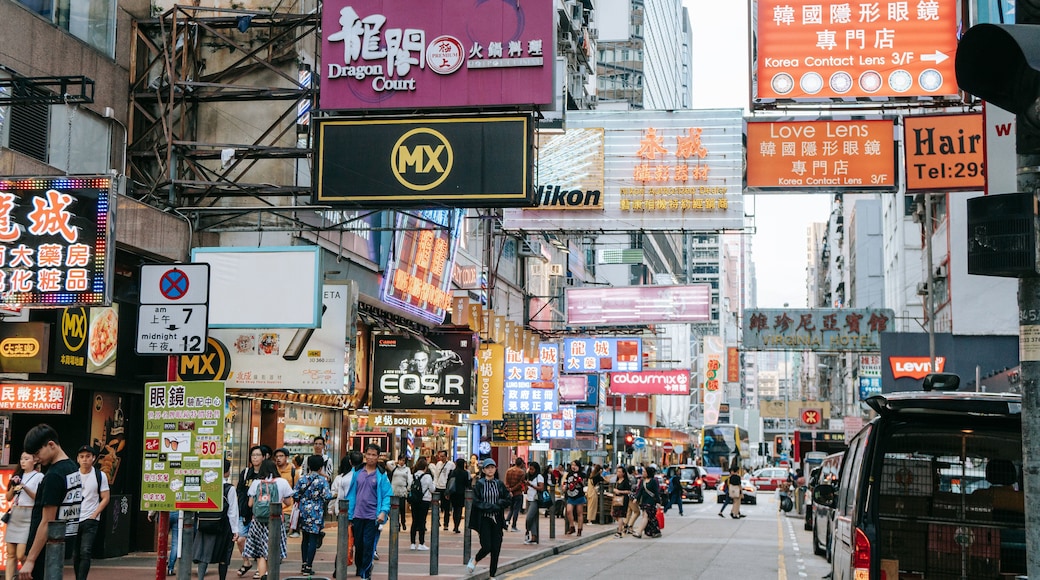 Mong Kok showing signage, street scenes and a city