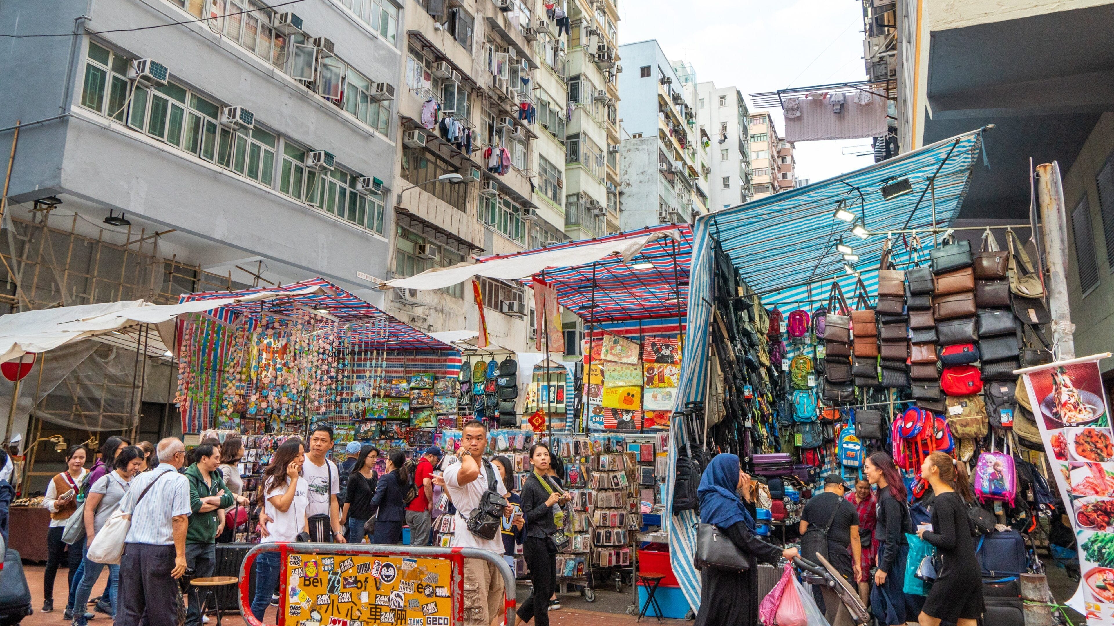 Mong Kok showing a city, street scenes and markets