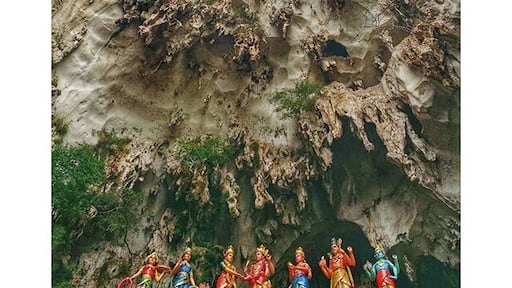 Kuala Lumpur 3/3: Batu Caves
Not exactly in the city, but one of the recommended places to go when you're in the city. It is very much accessible via the KTM Komuter train. It's one of the most popular Hindu shrines and famous for the humongous statue of Lord Murugan. To get to the temple cave, one must climb the 272 steps. There are many caves in the area but the Temple Cave is the most popular. You will also see a lot of pigeons before getting to the stairs.
And oh, beware of the hungry monkeys. 😁
#FUGIAN_cny020816 #FotografiaUnited