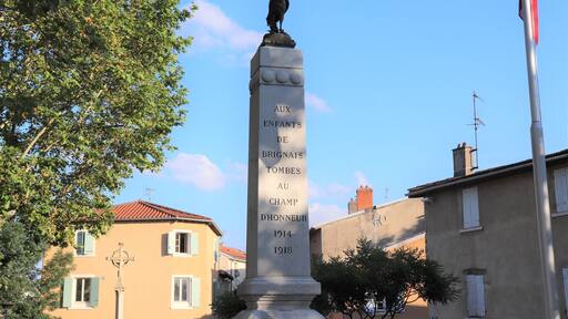 Monuments aux morts de la Première Guerre Mondiale de 1914 à 1918 dans le village de Brignais - Place du Souvenir - Département du Rhône - France