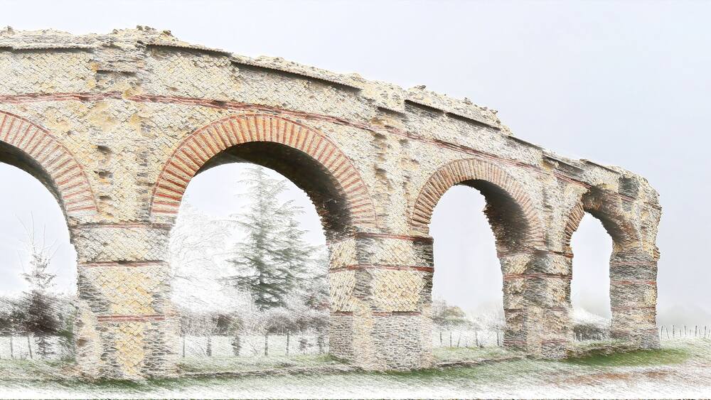 Une vaste structure en pierre, ancienne, dotée de nombreuses arches.