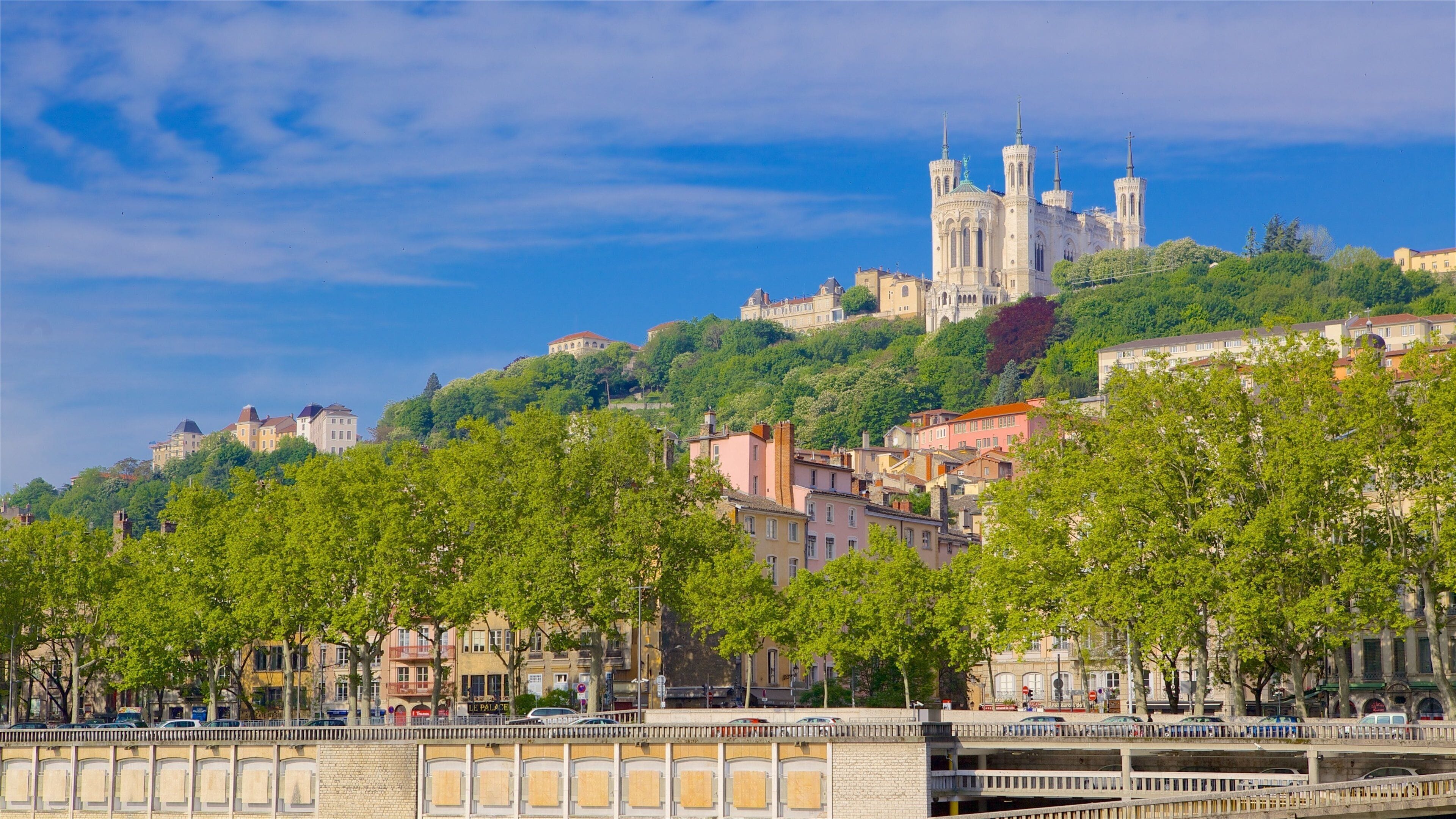 Neuville-sur-Saone showing a city