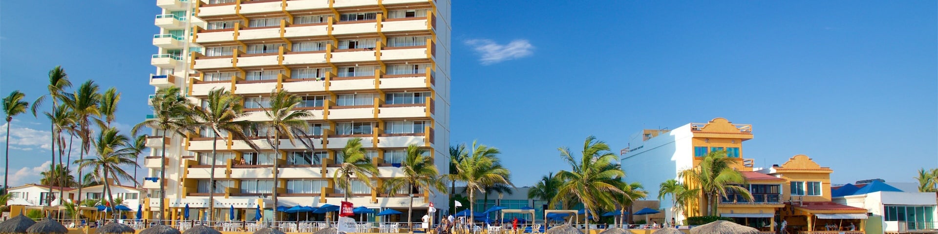 Zona Dorada ofreciendo vistas de una costa y una playa de arena