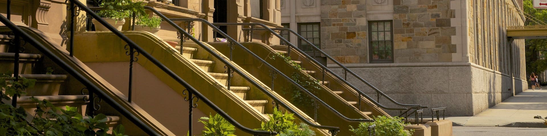 Brooklyn Heights showing street scenes and a house