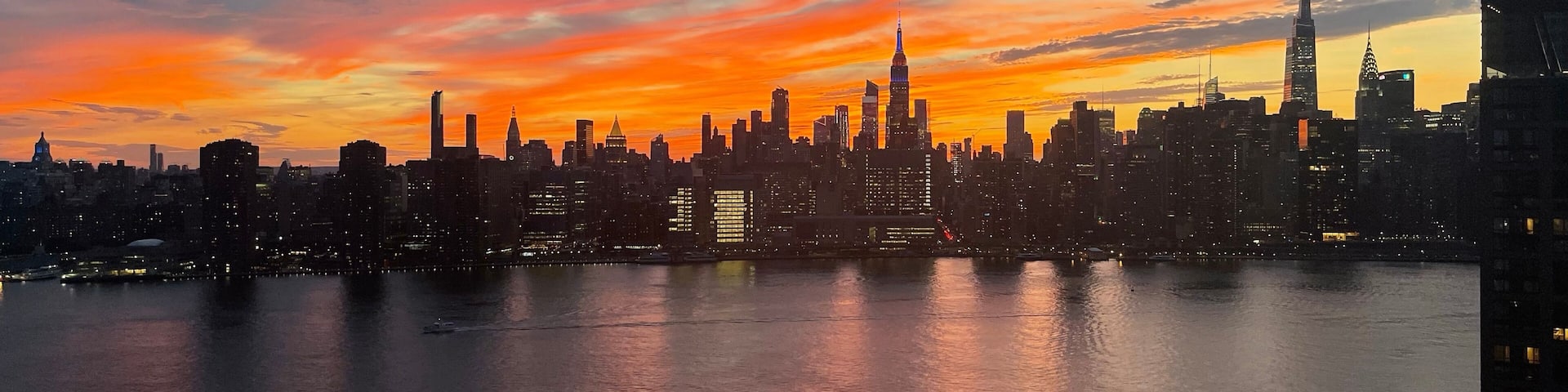 View from Brooklyn to Manhattan Island. in New York. Residential and commercial buildings.