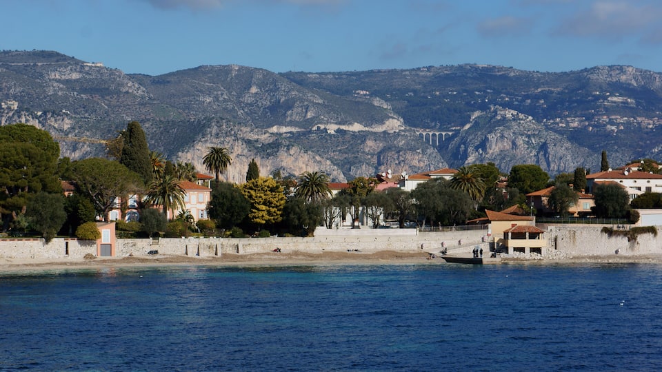 Across Anse des Fosses - picture-perfect Cap Ferrat