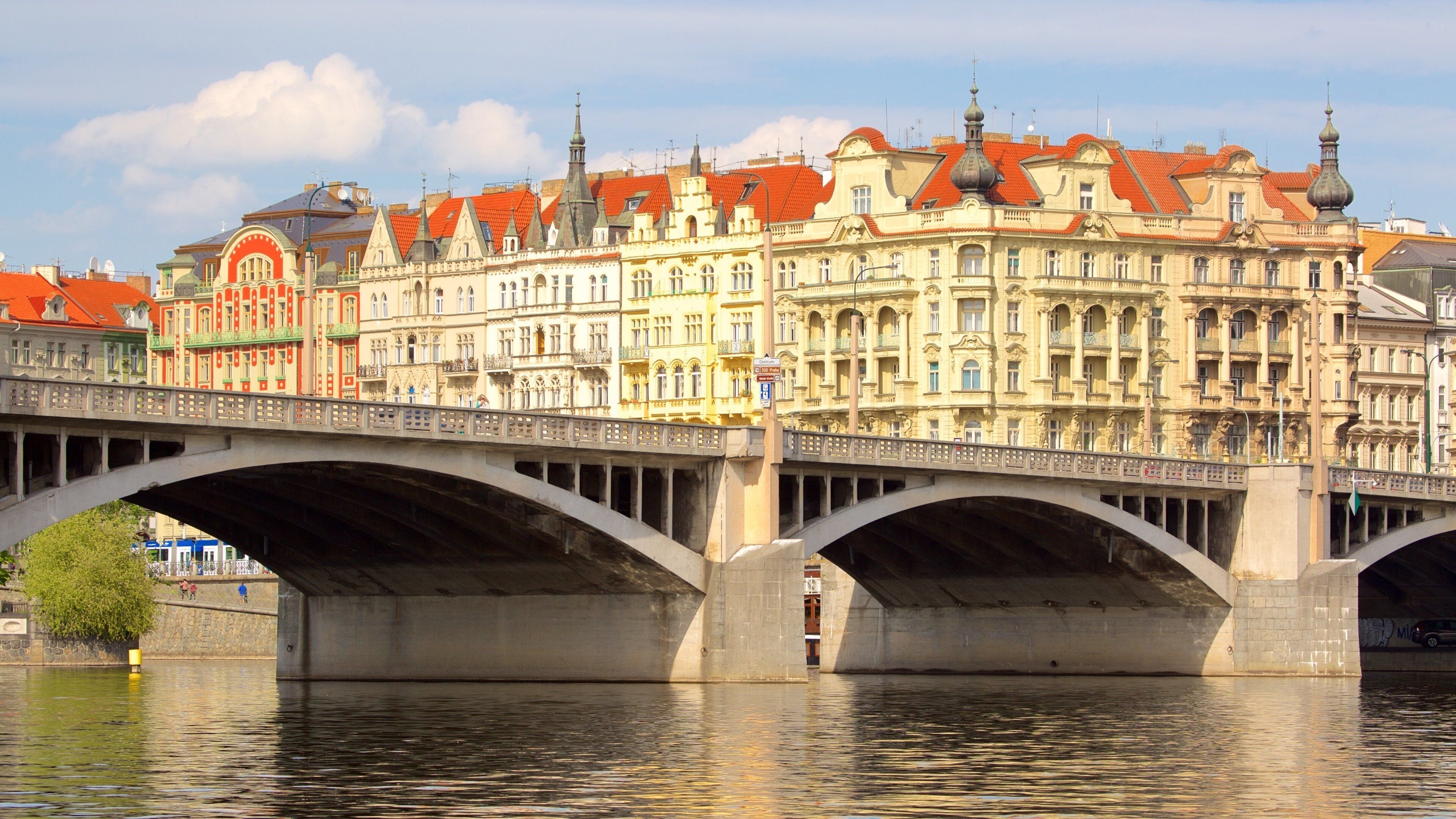 Un puente sobre un río con edificios coloridos al fondo.
