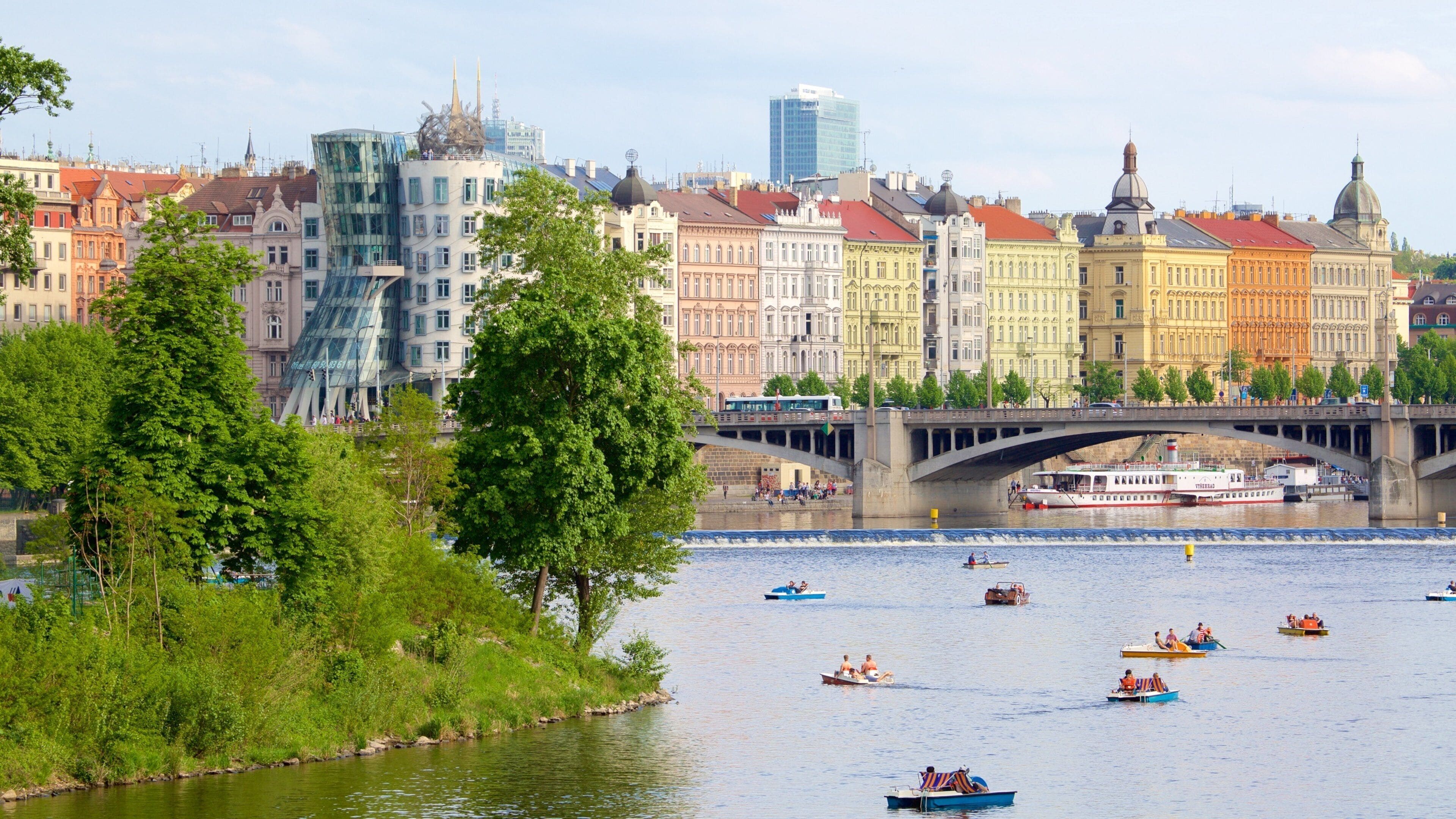Praga mostrando uma cidade, um rio ou córrego e caiaque ou canoagem