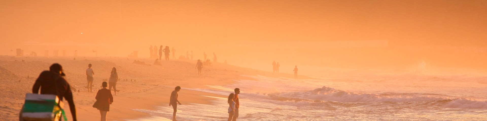 Praia de Copacabana caracterizando neblina, uma praia e um pôr do sol