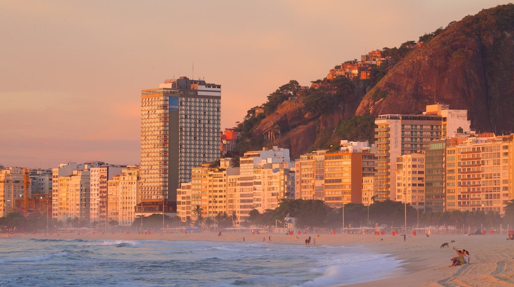 Playa de Copacabana mostrando una ciudad costera y una playa de arena