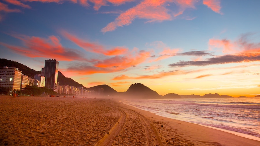 Copacabana mit einem Sonnenuntergang, allgemeine Küstenansicht und Strand