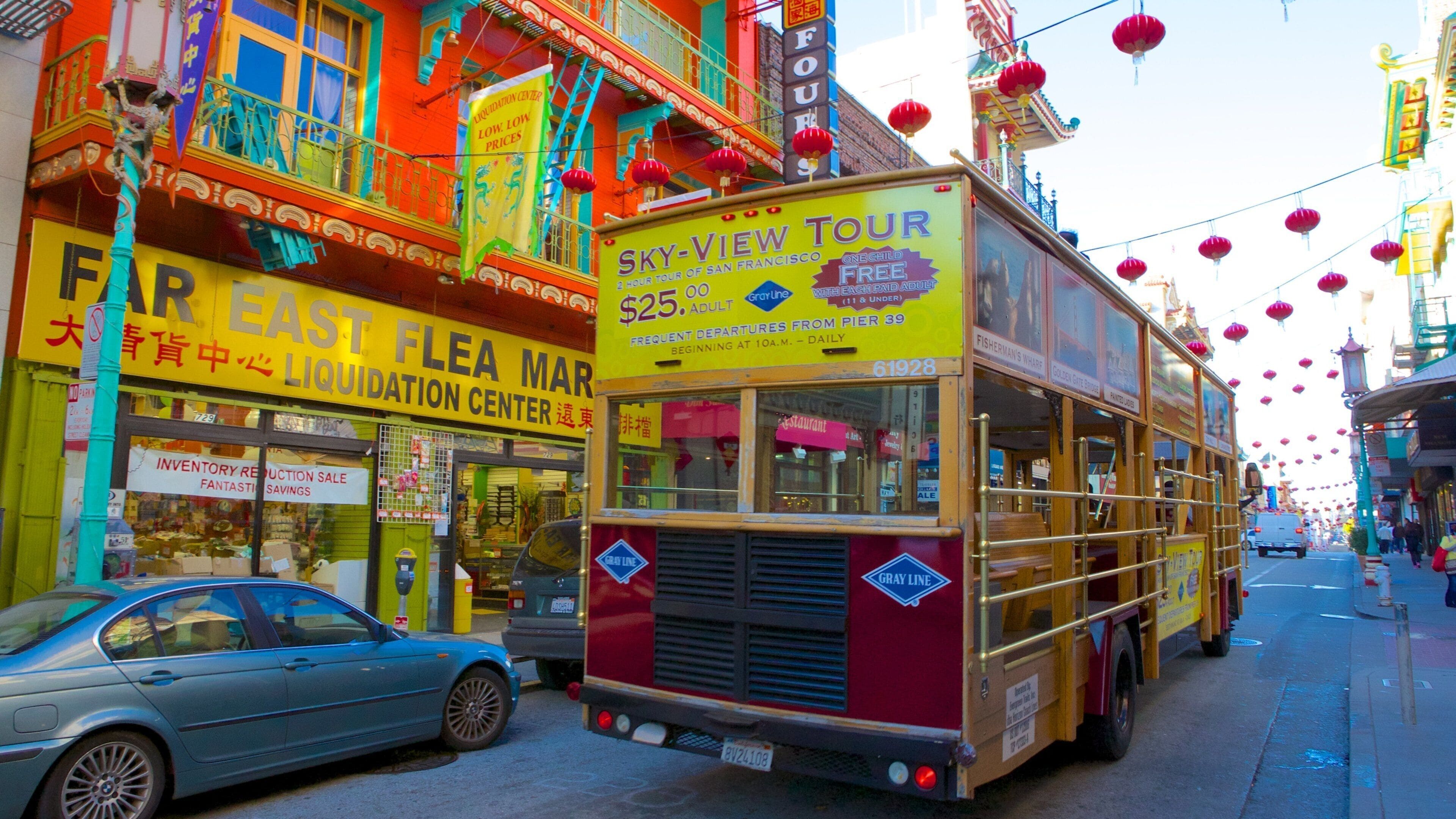 Chinatown som inkluderar en stad, gatuliv och skyltar