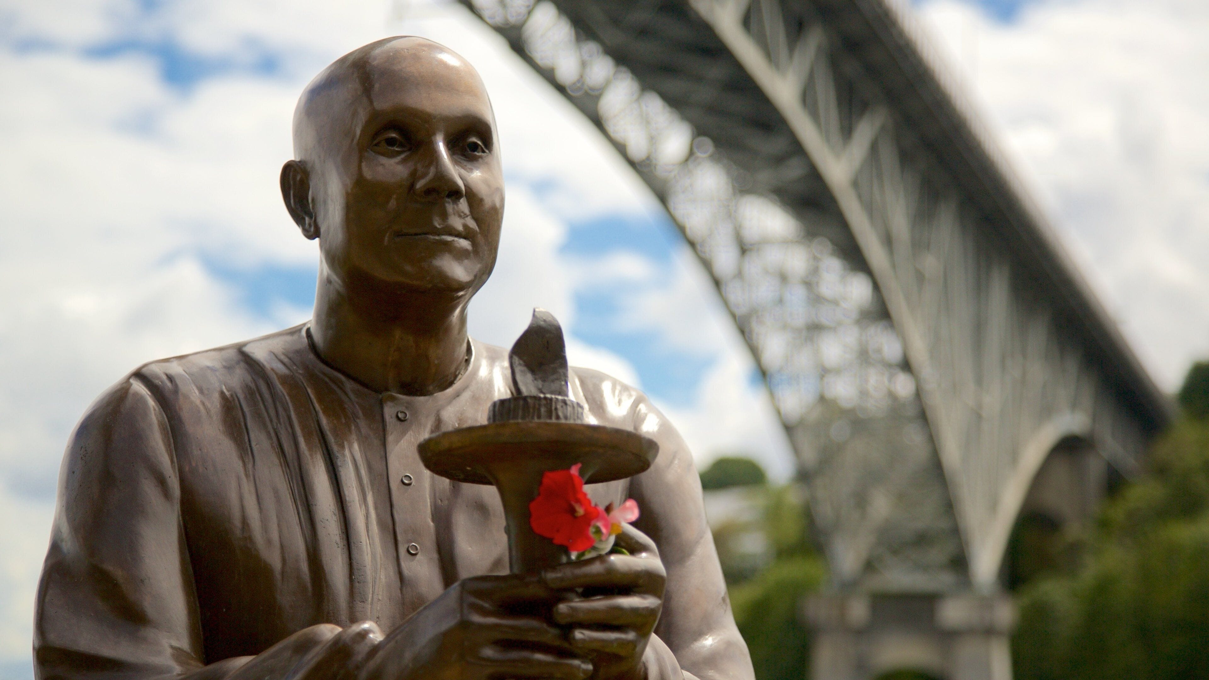 Fremont featuring a statue or sculpture