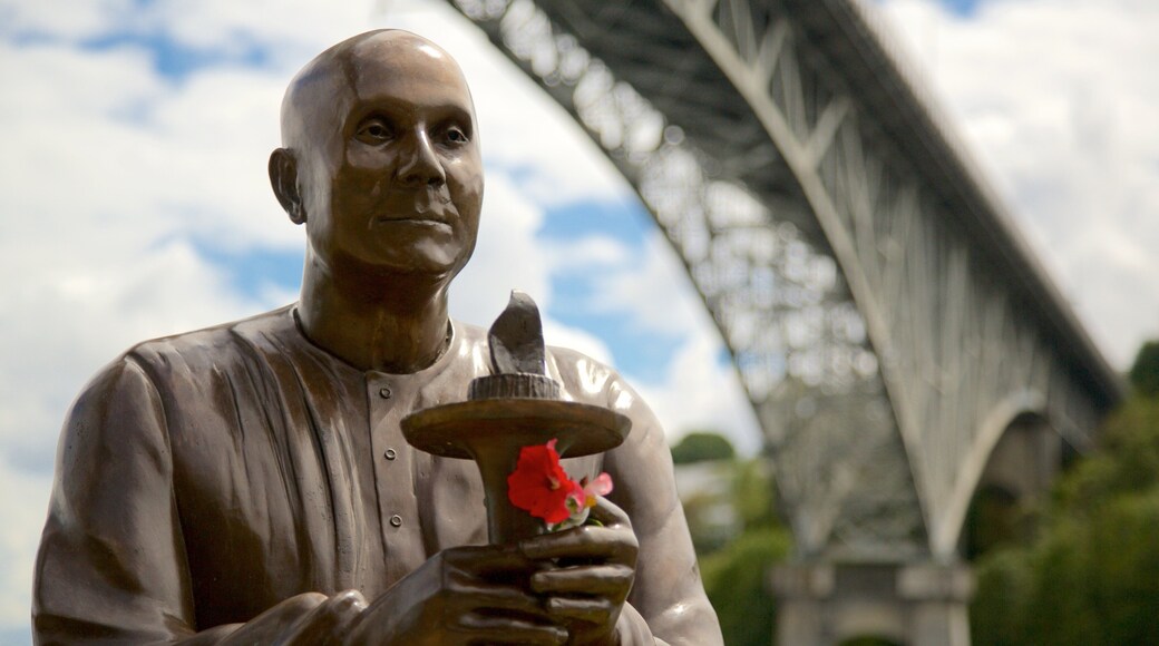 Fremont featuring a statue or sculpture