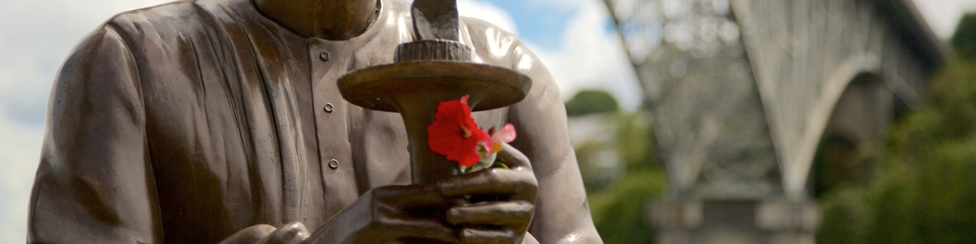 Fremont featuring a statue or sculpture