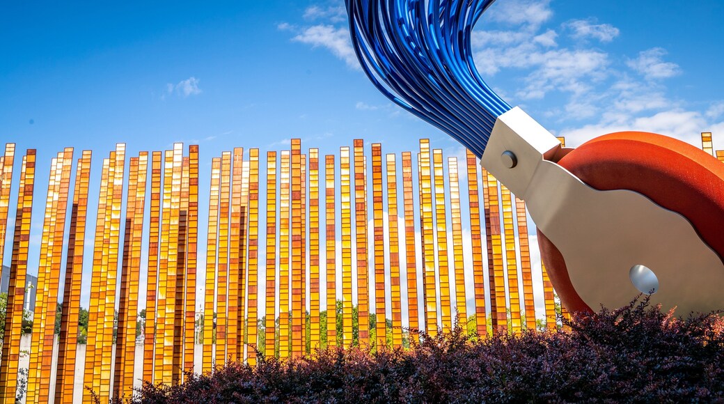 Queen Anne showing outdoor art