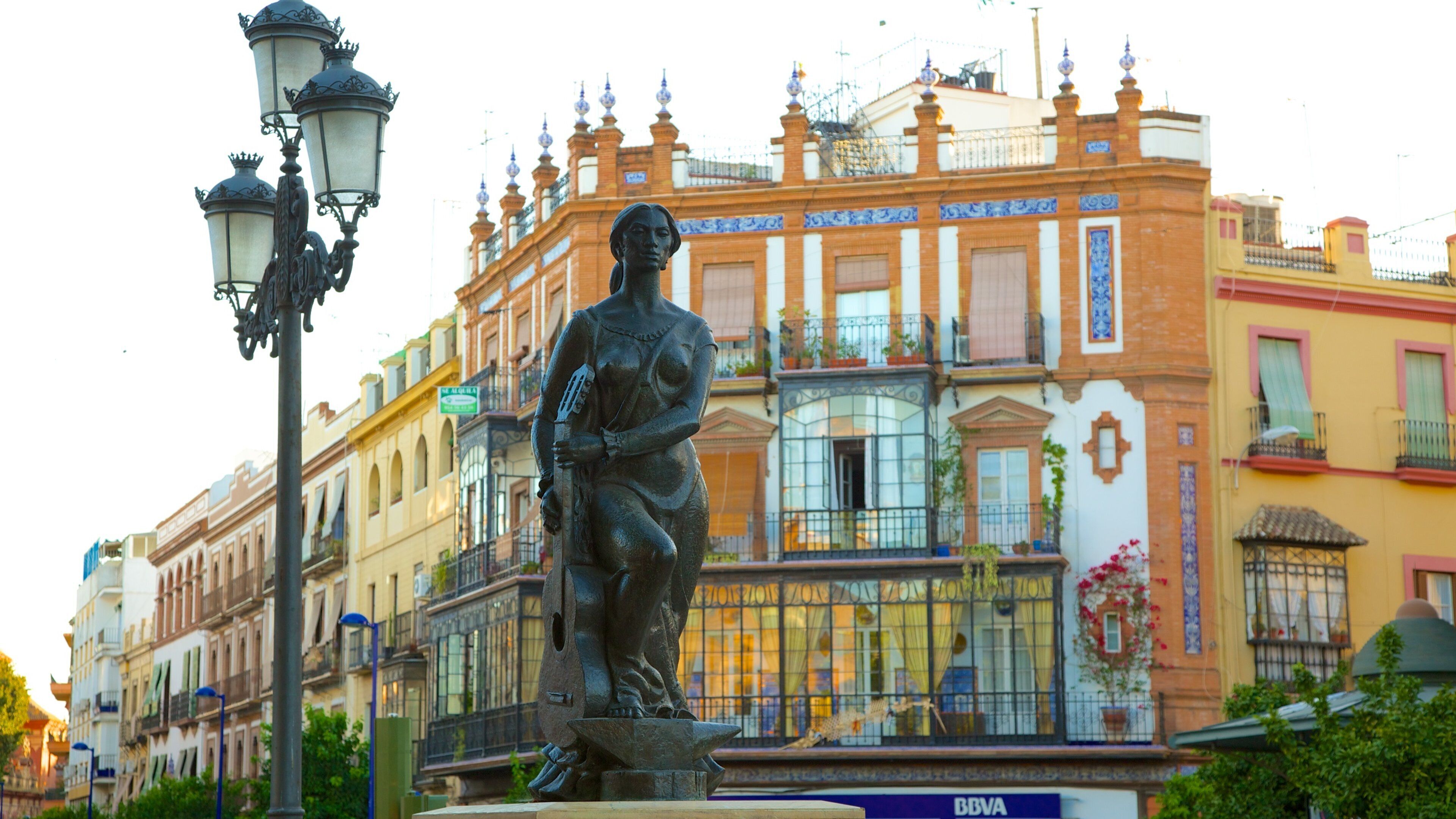 Triana featuring street scenes, art and a statue or sculpture