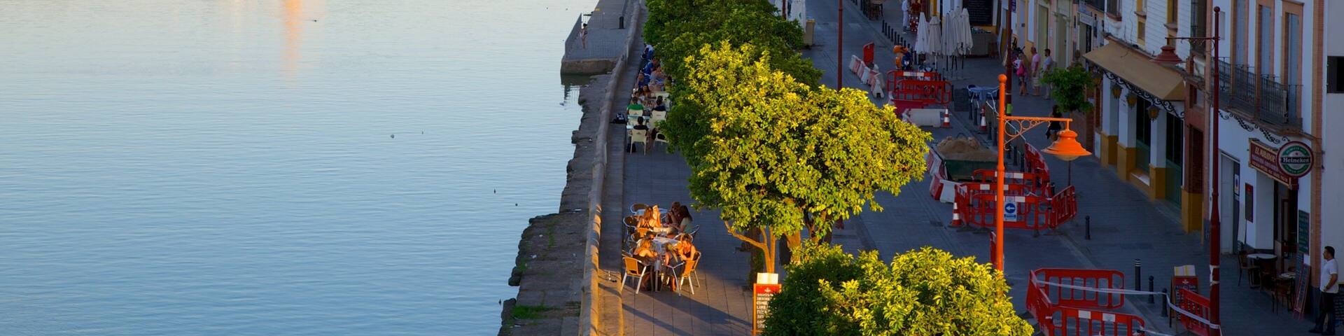 Triana montrant riviĂšre ou ruisseau, ville et scĂšnes de rue