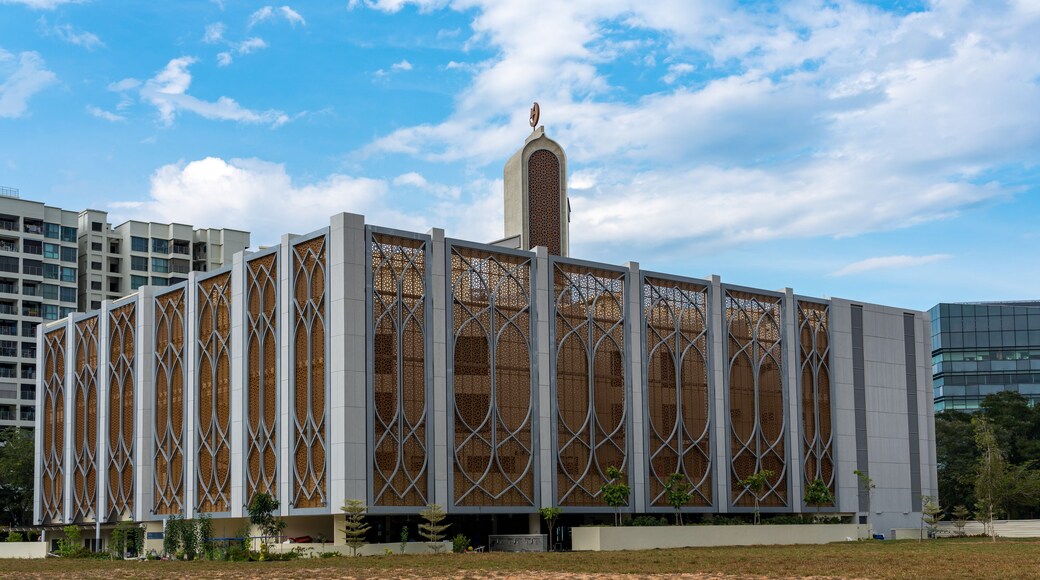 Een modern gebouw met een opvallende rastergevel en een centrale toren.