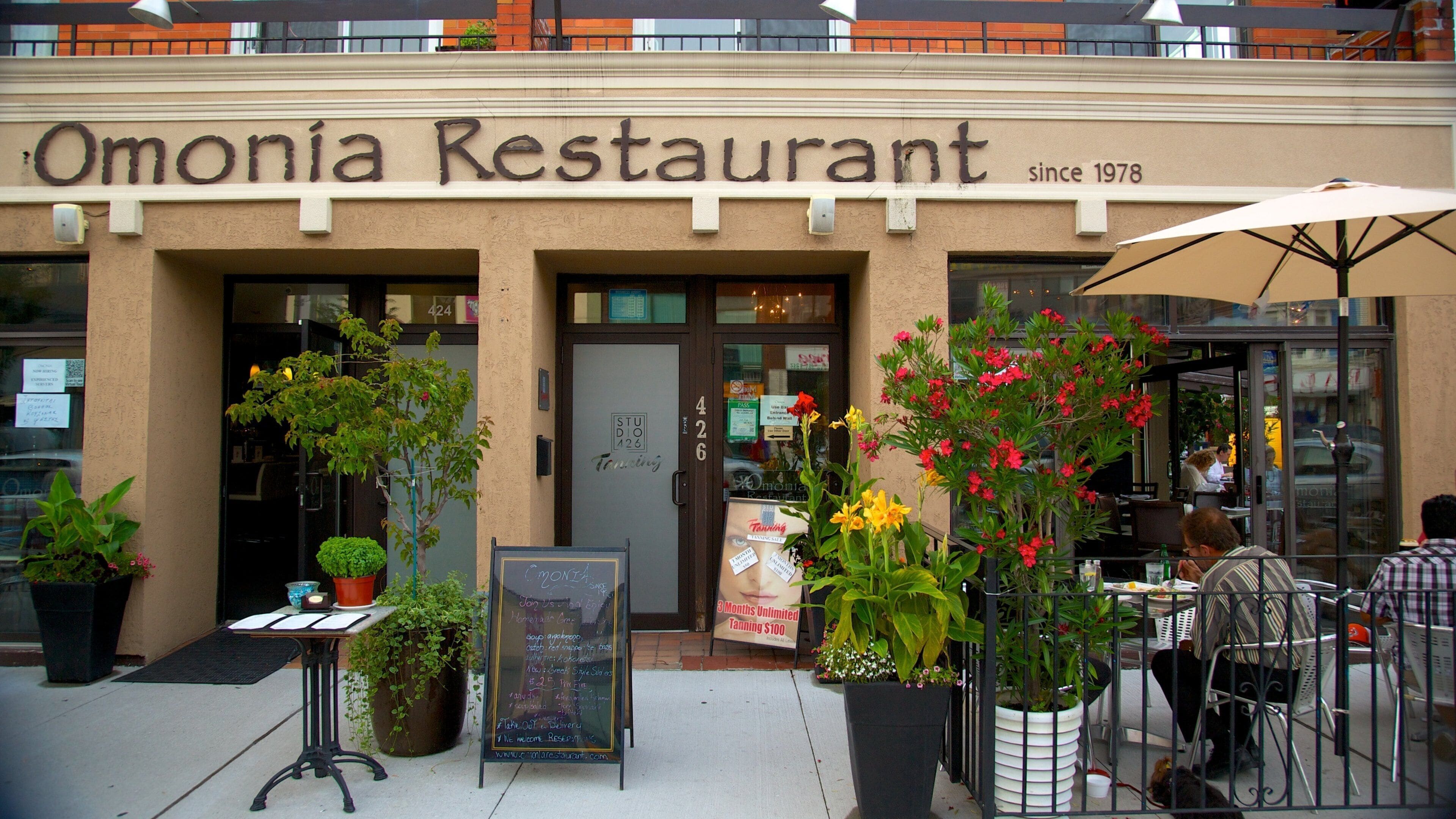 Greek Town som inkluderar skyltar, en stad och al fresco-restauranger