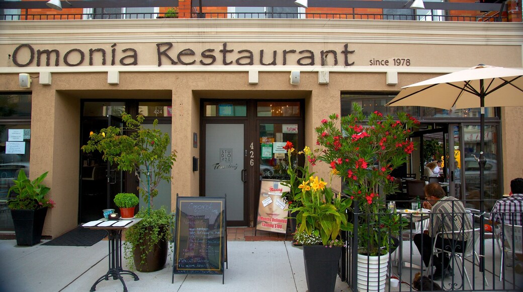 Greek Town som inkluderar skyltar, en stad och al fresco-restauranger