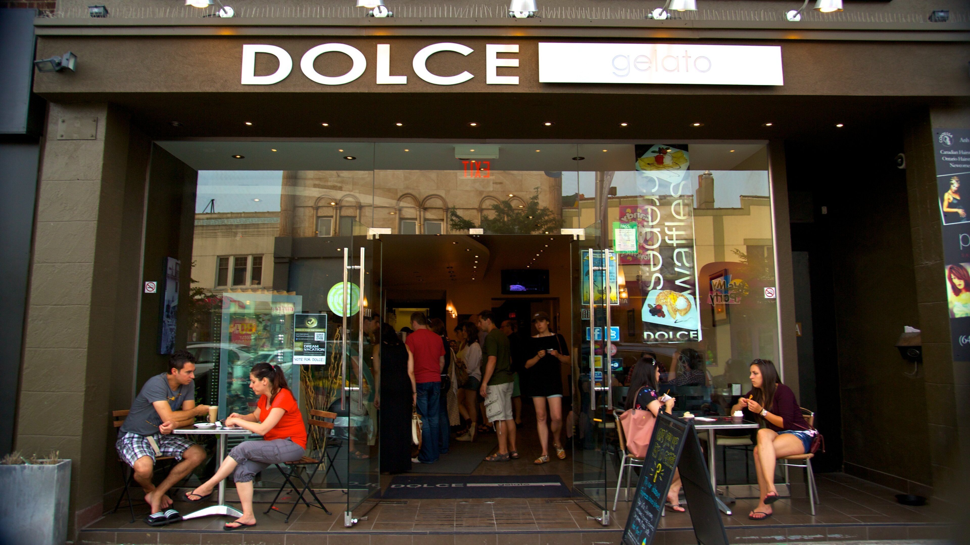 Greek Town som inkluderar caféer, skyltar och gatuliv