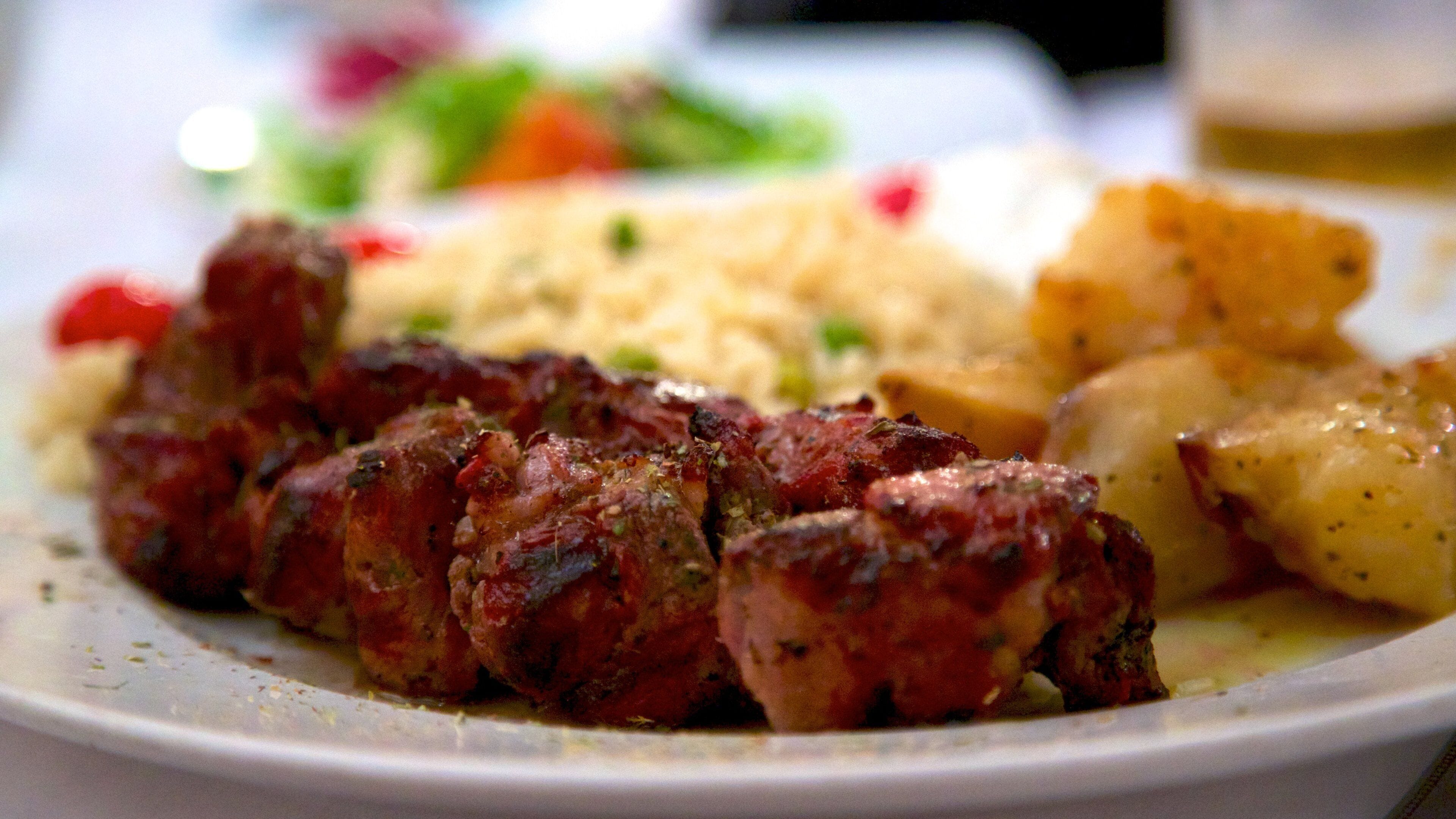 Greek Town som viser mad, interiør og spise ude