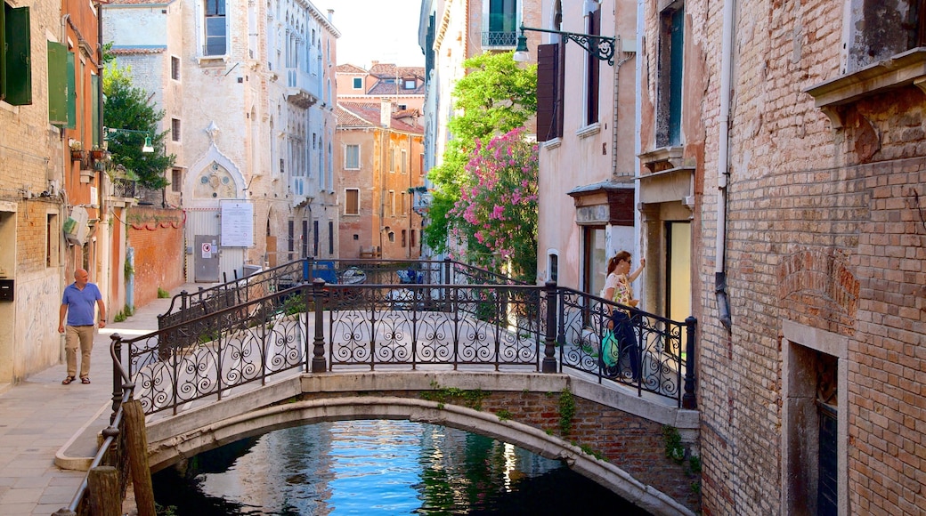 Castello mit einem Brücke, Fluss oder Bach und Stadt