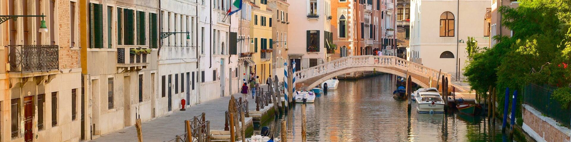 Castello das einen historische Architektur und Fluss oder Bach