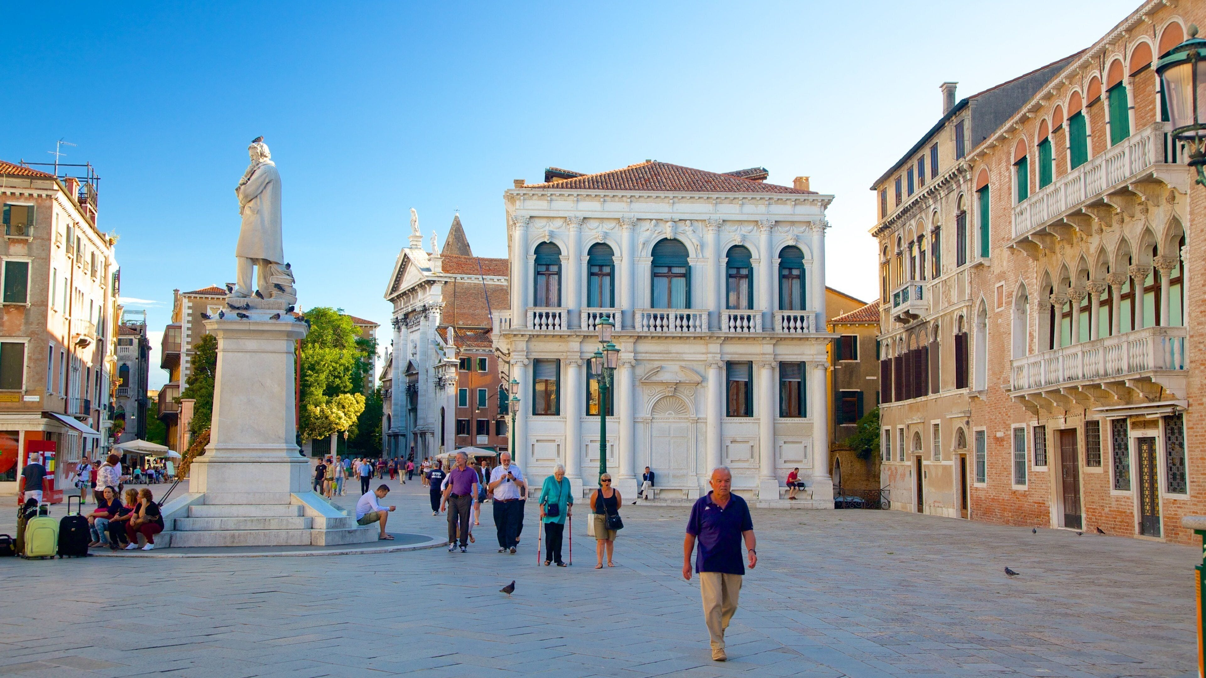 San Marco som omfatter en plads eller et torv, en statue eller en skulptur og en lille by eller en landsby