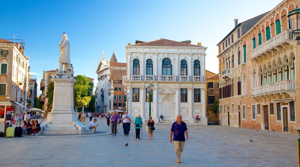 San Marco som omfatter en plads eller et torv, en statue eller en skulptur og en lille by eller en landsby
