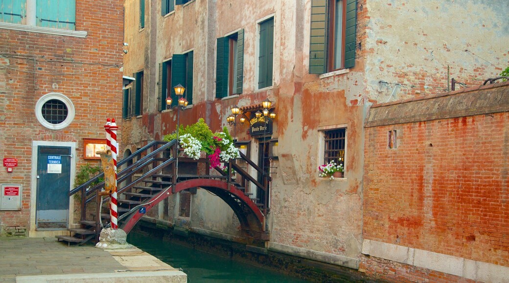 San Polo som visar en å eller flod och historisk arkitektur