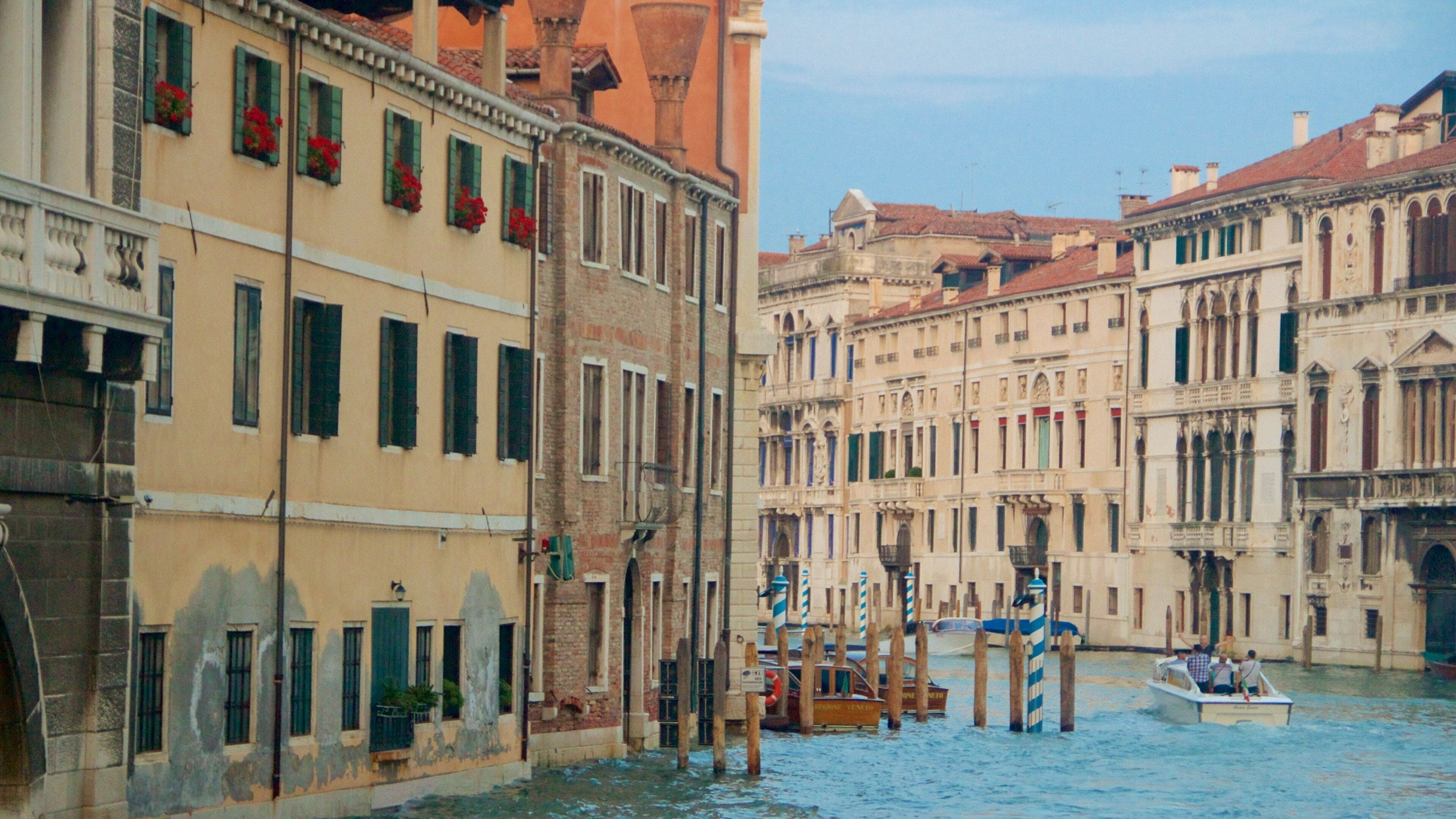 San Polo which includes a coastal town, boating and heritage architecture