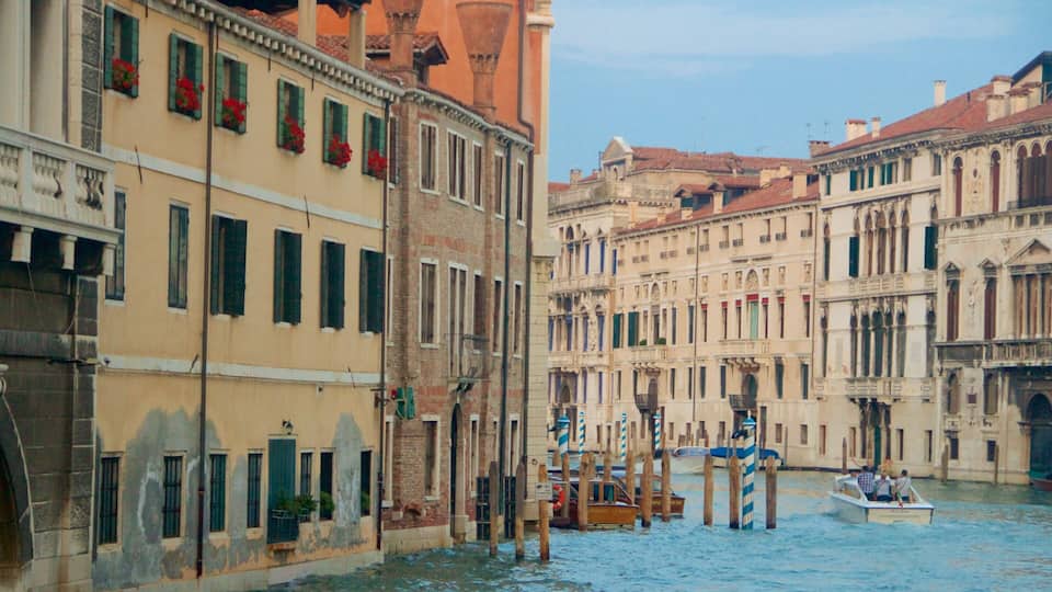 San Polo which includes a coastal town, boating and heritage architecture