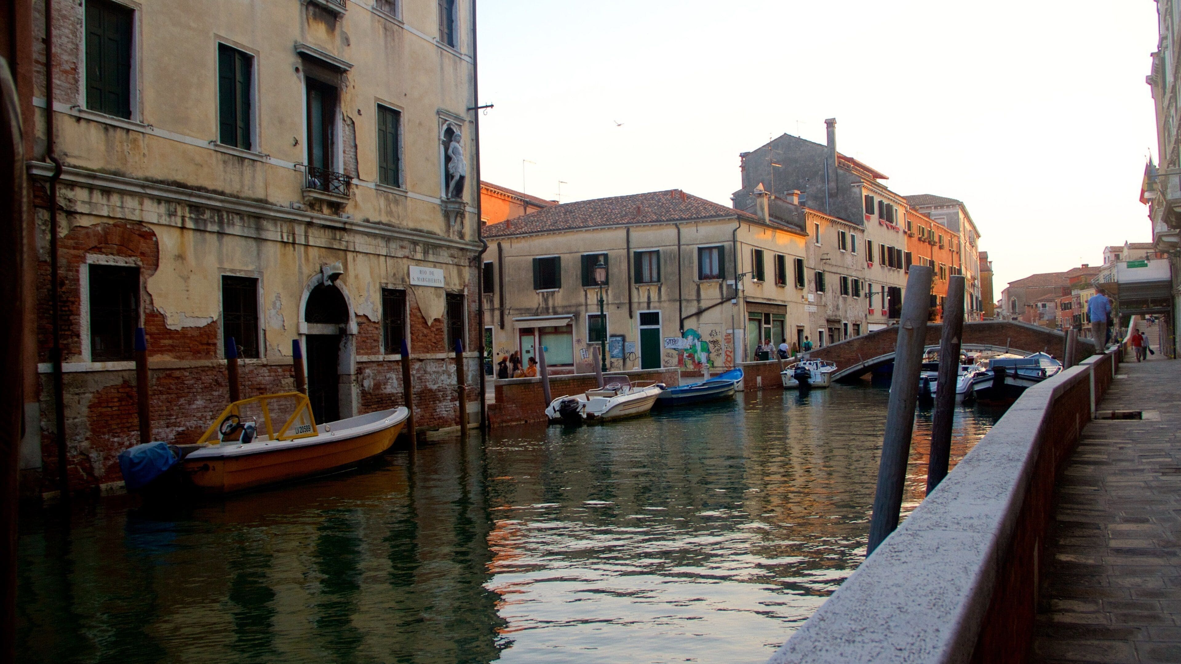 San Polo som inkluderar en sjö eller ett vattenhål och en kuststad