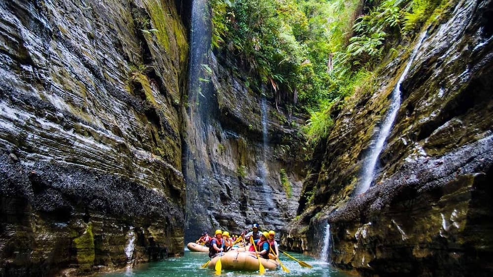 Rafting between canyons of fiji, river fiji does these rafting trips.
It's beautiful hidden secret in pacific harbor, Fiji.