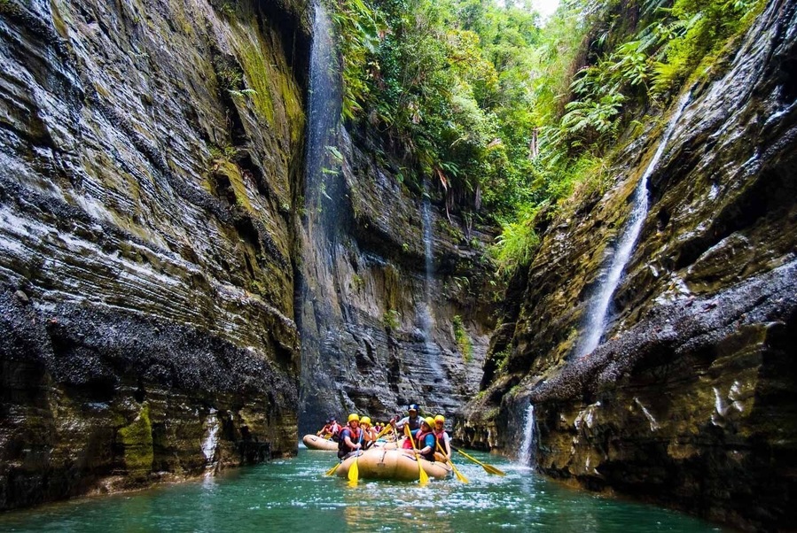Rafting between canyons of fiji, river fiji does these rafting trips.
It's beautiful hidden secret in pacific harbor, Fiji.