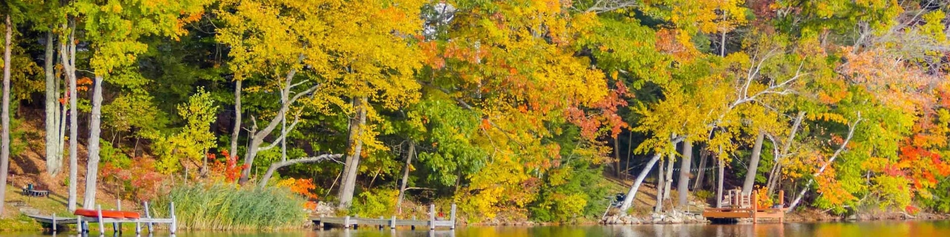 Those secluded lakes and those 🍁🍁 reflections. #Berkshires will always have a special place in our hearts. To know more about our last visit in that region, click the link in bio👆. We are sure you'd be inspired to head there soon!
#Fall #VisitMA