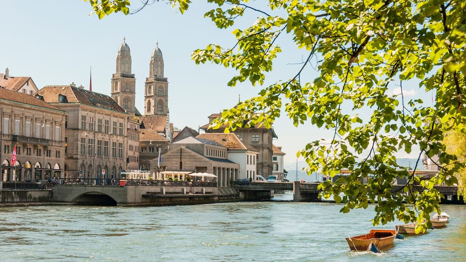 Zürich, Altstadt, Stadt, Niederdorf, Grossmünster, Kirche, Kirchtürme, Limmat, Limmatquai, Sommer, Schweiz