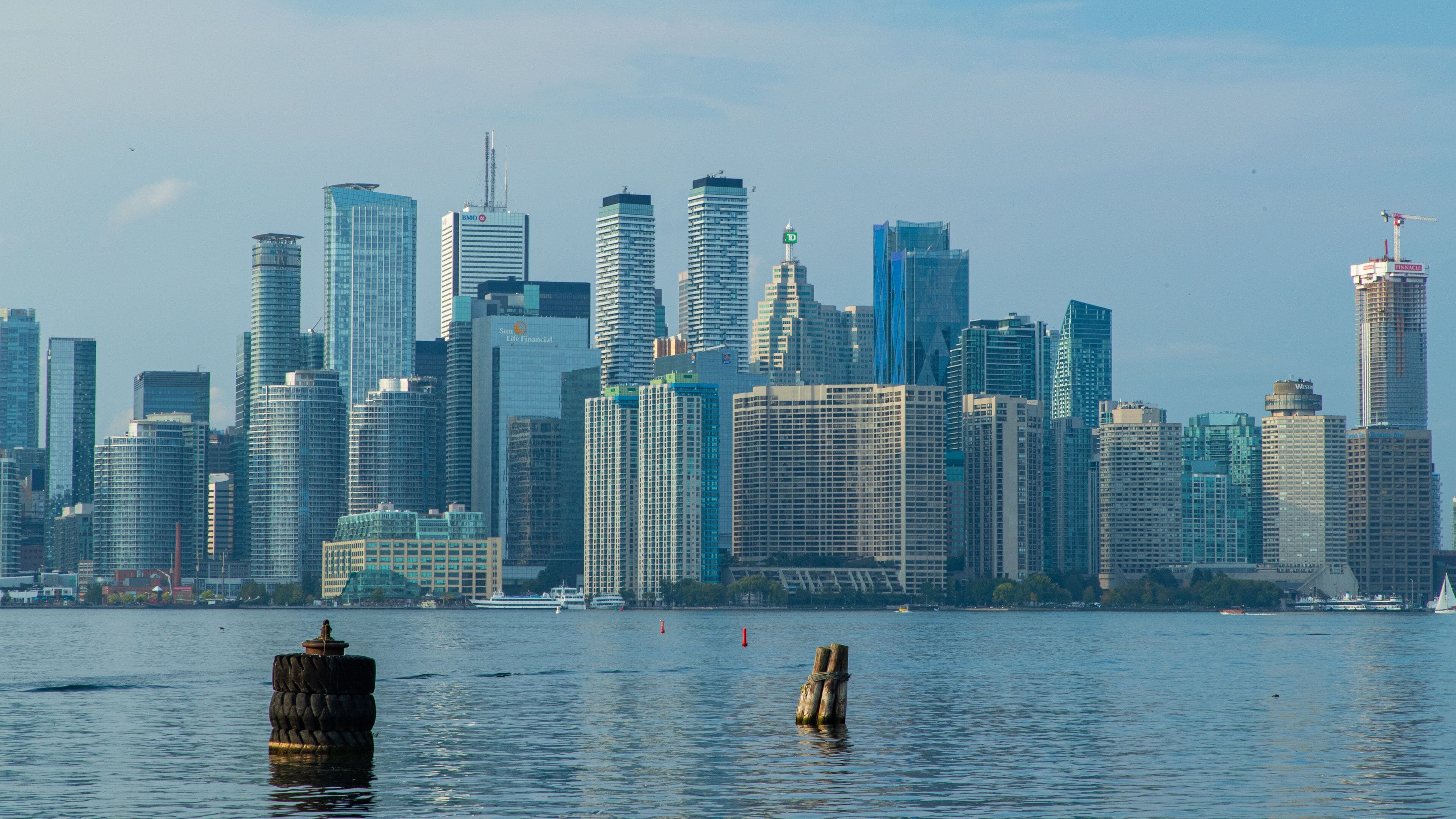 Toronto Islands showing a city and a bay or harbor