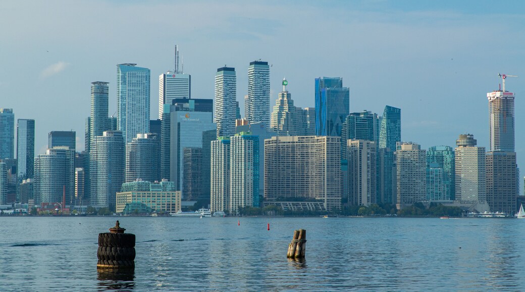 Toronto Islands showing a city and a bay or harbor