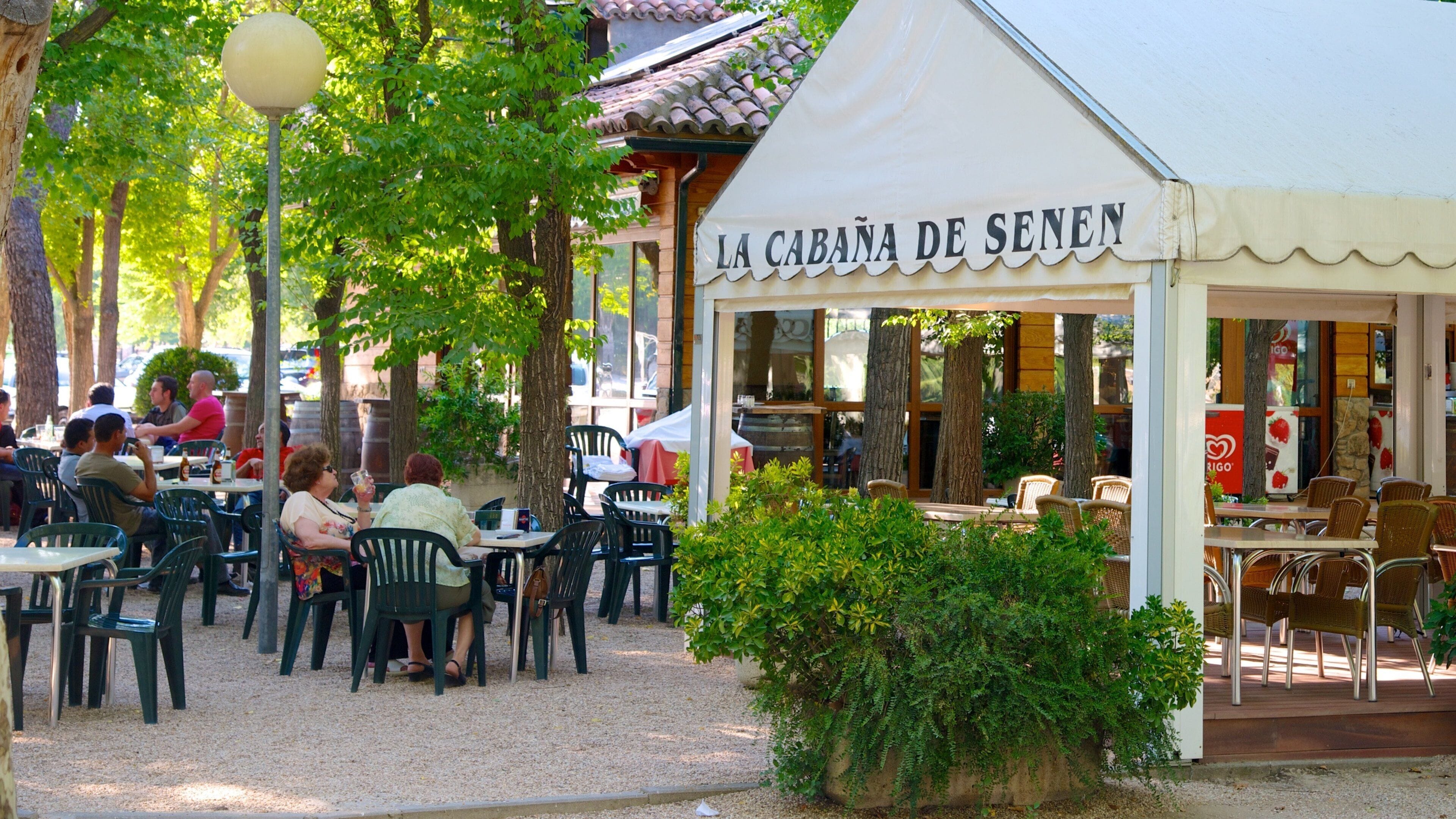 Um café chamado “La Cabaña de Senen” com área externa e vegetação.