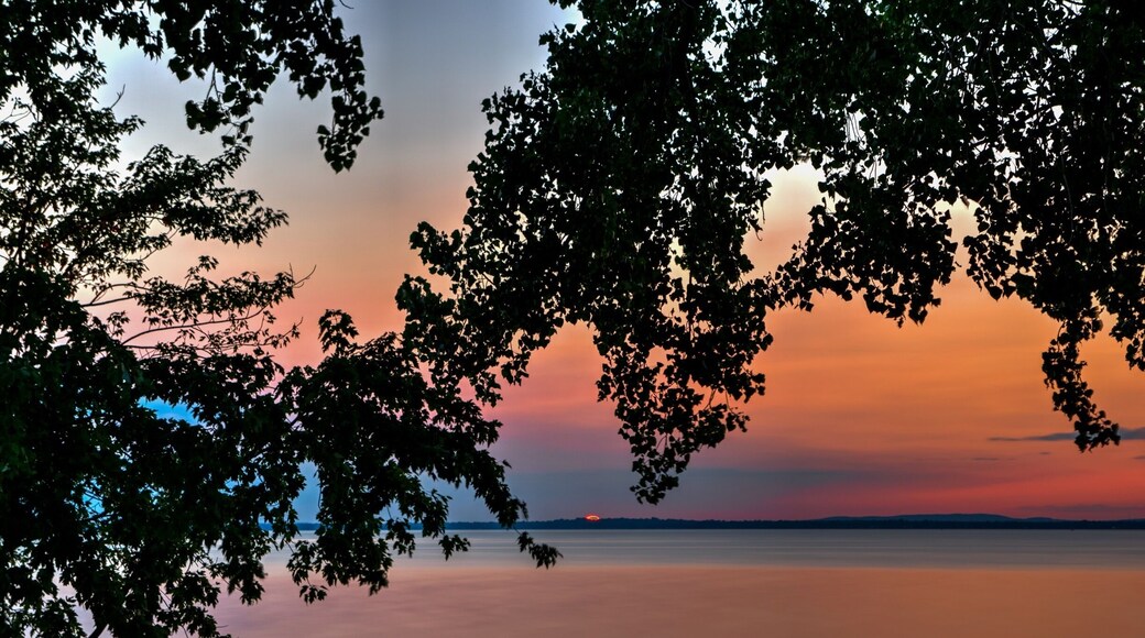 Sunset 🌅 - Superbe Coucher soleil @heritagesaintbernard #heritagesaintbernard #sunset #stefcarlephotography #sonyalpha #tamron1750f28 #gitzoinspires #ndfilter #longexposure #longexposure_shots #slowshutterspeed #quebec #canada